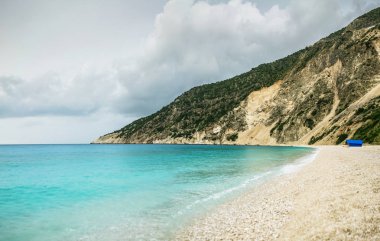 Turkuaz deniz suyu ve Myrthos beach büyük buzlu yağmur sonrası ateş. Kefalonia island, Yunanistan.