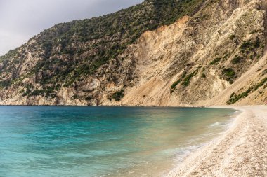 Derin mavi su ve harika buzlu Myrthos beach, Kefalonia Island, Yunanistan.