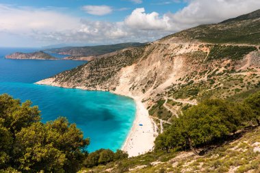 Mükemmel bir tatil hedef Yunanistan. Kefalonia Adası'nda güneşli gün kumsalda Myrthos. 
