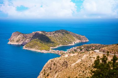Assos köyü panorama fotoğraf ile büyük bulutlar gökyüzünde. Kefalonia island, Yunanistan.