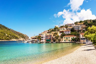 Akdeniz mimarisi ve turkuaz Ionian sea Assos Köyü, Kefalonia Island, Yunanistan.