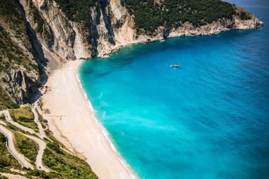Yakın çekim fotoğraf Myrtos Beach güneşli gün, Kefalonia Island, Yunanistan.