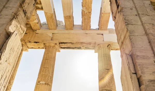 Puertas Mármol Acrópolis Atenas Con Columnas Antiguas Sol Brillando Través — Foto de Stock