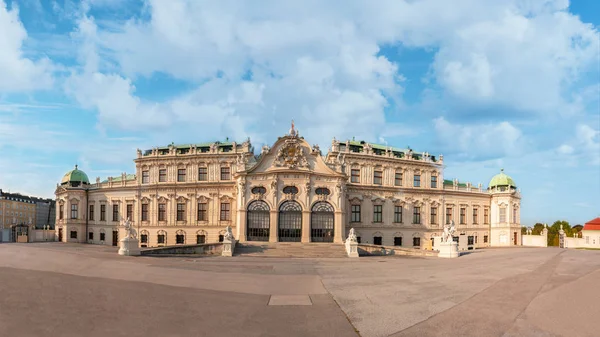 Belvedere Palota Panoráma Nagy Felhők Égen — Stock Fotó