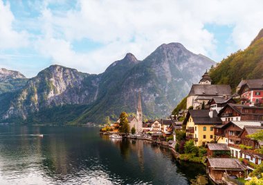 Alp Dağları, göl ve pitoresk köy Hallstatt öğleden sonra Oda.