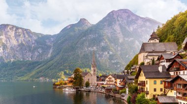 Hallstatt kasaba panorama Alp Dağları, göl ve pitoresk köy ile.
