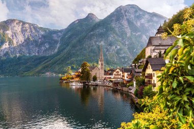 Hallstatt ikonik görünümü: Alp Dağları, göl ve evangelic Kilisesi ile pitoresk köy.