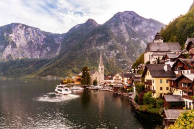 Rahat eski evleri ve göl kenarında turistik feribot ile Avusturya Alpleri'nde Hallstatt şehir. 