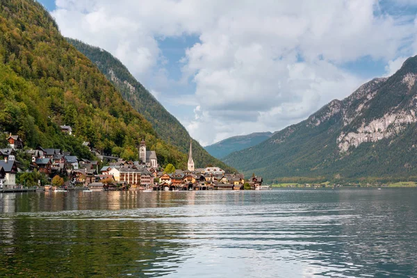 Avusturya Hallstatt beldesi dağ Gölü ve çevresinde pitoresk dağlar.