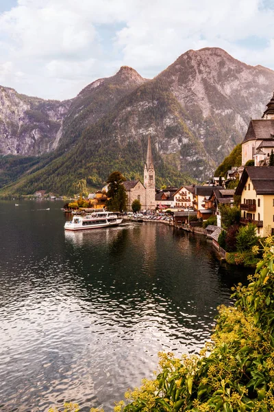 Hallstatt Cidade Alpes Austríacos Com Casas Bonitos Lago Vertical Foto — Fotografia de Stock