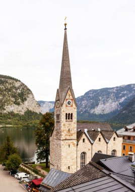 Hallstatt kilise dikey fotoğraf arka plan üzerinde Alp Dağları ile.