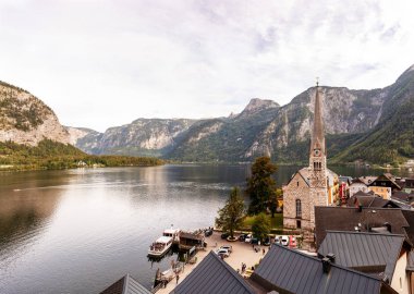 Hallstatt kilise yakın çekim fotoğraf ve arka plan üzerinde Dağları ile dağ Gölü.