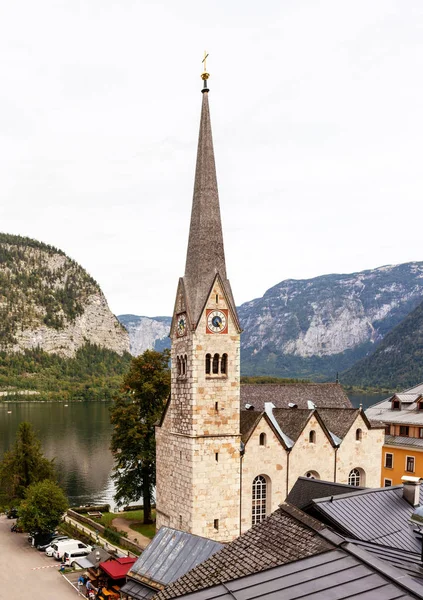 Hallstatt Igreja Foto Vertical Com Montanhas Alpinas Fundo — Fotografia de Stock