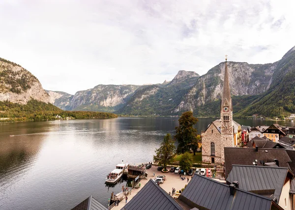 Hallstatt Kyrkliga Närbild Foto Och Alpina Sjön Med Berg Bakgrund — Stockfoto