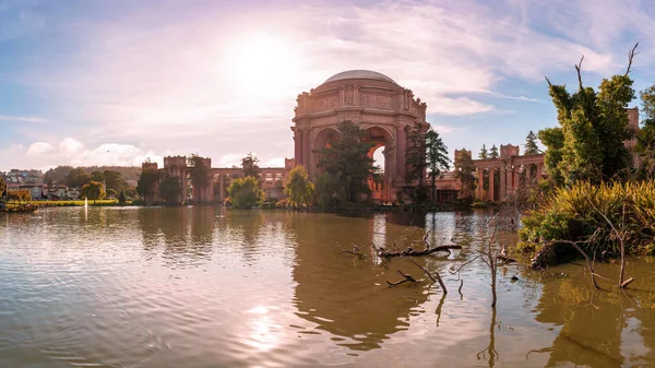 Palác Umění Rybníkem Před Slunečný Den San Francisco Kalifornie — Stock fotografie