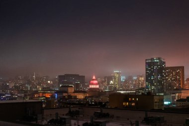 San Francisco şehir şehir ve Belediye Binası ile gece çatılar.