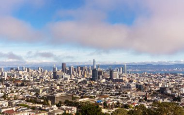 San Francisco şehir panoraması ile muhteşem bulutlar gökyüzünde.