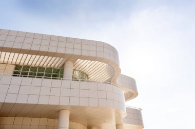 Dalgalı yapı hatları ile Getty müze binası. Los Angeles, Kaliforniya. 