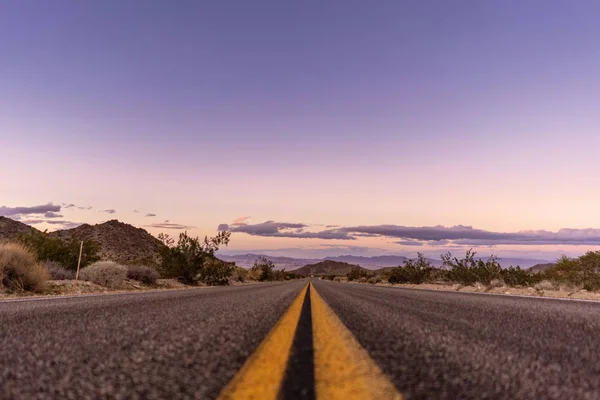 Reisen Sie Durch Kalifornien Leere Nachtstraße Mit Wüstenlandschaft Drumherum — Stockfoto