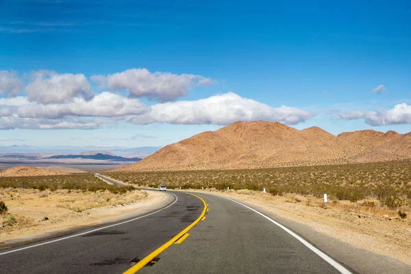 Mojave Desert Highway Landscape Amazing Mountains Clouds Horizon California Usa — Stock Photo, Image