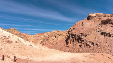 Renkli ve katmanlı kaya oluşumları ile Gökkuşağı Havzası Ulusal dönüm noktası. California, Amerika Birleşik Devletleri.
