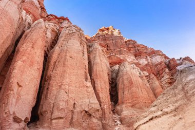 Kırmızı kayalar çölde oluşumlar. Red Rock kanyon State park, Kaliforniya, Amerika Birleşik Devletleri.