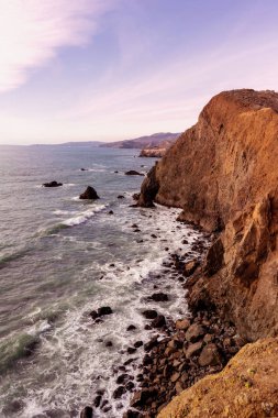 San Francisco'da Pasifik Okyanusu kıyısında gün batımında ateş. California, Amerika Birleşik Devletleri.