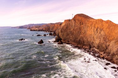 Muazzam kayalıklar ve Pasifik Okyanusu ile inanılmaz Kaliforniya günbatımı. San Francisco, Amerika Birleşik Devletleri.