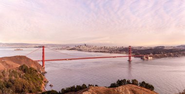 Ön planda Golden Gate köprüsü ile gün batımı nda Manzara San Francisco şehir panoraması.