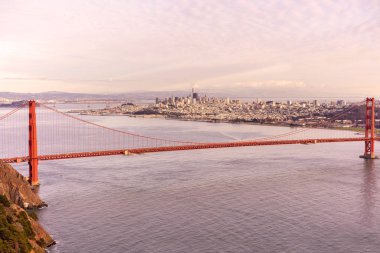 Gün batımında ön planda ateş Golden Gate köprü ile San Francisco şehir panoraması.