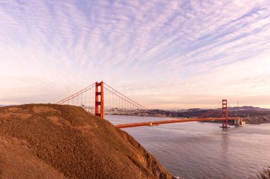 Sausalito Golden Gate köprü çekimi ile San Francisco şehirde Amazing gün batımı.
