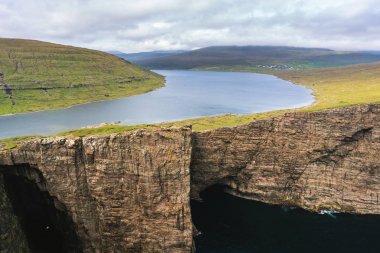 Okyanusun üstündeki göl, Leitisvatn, Vagar 'ın en güzel dönüm noktası, Faroe Adaları.