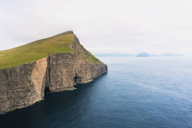 Okyanus üzerinde kayalar ile Faroe Manzara Panoraması. Vagar, Faroe Adaları.