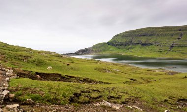 Faroe Adaları-Leitisvatn Gölü 'nde en çekici hedefe yürüyüş yolu.
