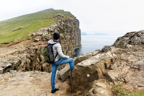 Young Traveller Enjoying Hike Soravgsvatn Lake Beauty Faroese Nature Vagar — Stock Photo, Image