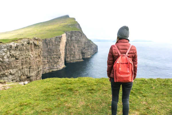 Cliffs Vagar Island Female Traveller Looking Outstanding Faroese Nature Vagar — Foto de Stock