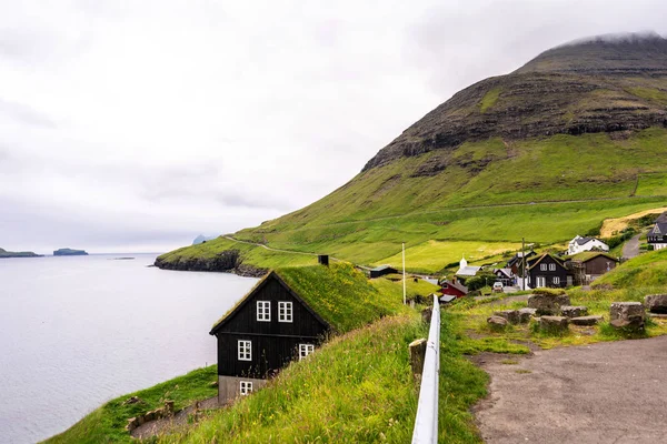 Pueblo Faroés Bour Con Sus Típicas Casas Hierba Montañas Verdes — Foto de Stock