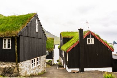 Bour köyünün geleneksel çim çatı evi. Vagar, Faroe Adaları.