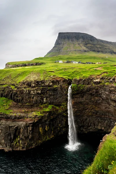 Wodospad Mulafossur Wioska Gasadalur Spektakularny Krajobraz Vagar Island Faroe — Zdjęcie stockowe
