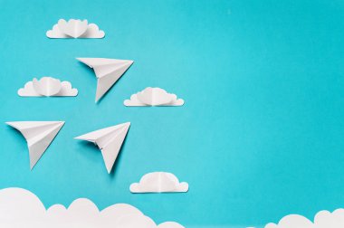 3 origami uçakları ve kağıt bulutlar ile gökyüzü kesti. Kopya alanı ile afiş/açılış sayfaları/arka plan tasarımı için el sanatları nesneleri.