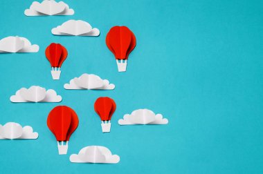 Gökyüzü kağıt kesme ve origami nesneleri kırmızı sıcak hava balonları. Afiş/iniş/arka plan tasarımları için yaratıcı konsept.