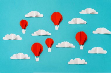 Sıcak hava balonları gökyüzü kağıt kesme ve origami nesneleri. Afiş/iniş/arka plan tasarımları için yaratıcı konsept.