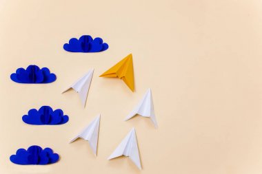 Origami bulutları ve liderlik kavramını temsil eden kağıt uçaklar. Banner/açılış sayfası/arka plan için yaratıcı kompozisyon.