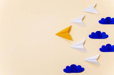 Origami kağıt uçaklar ve 3d bulutlar ile Liderlik kavramı. Banner/açılış sayfası/arka plan için yaratıcı konsept.