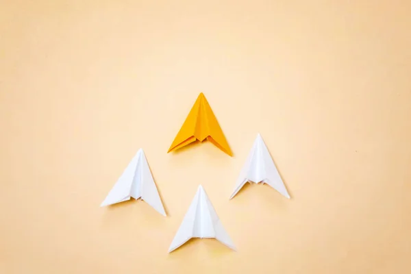 Führungskonzept Banner Mit Origami Papierfliegern Mit Orangefarbener Spitze Kreatives Konzept — Stockfoto