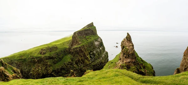 Panoramiczny Krajobraz Wyspy Mykines Latarnia Morska Ocean Atlantycki Tle — Zdjęcie stockowe