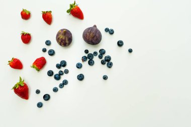 Sağdaki kopya alanı ile çilek, incir ve yaban mersini arka plan.