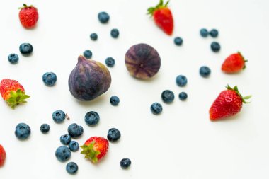 İncir, yaban mersini ve çilek düz arka plan yatıyordu.