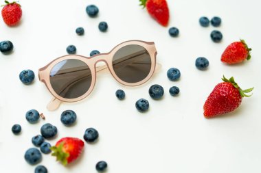 Çilek ve pembe güneş gözlüğü ile Yaz arka plan.