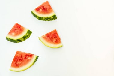 Karpuz dilimleri ve sağ tarafta kopya alanı ile yaz arka plan.